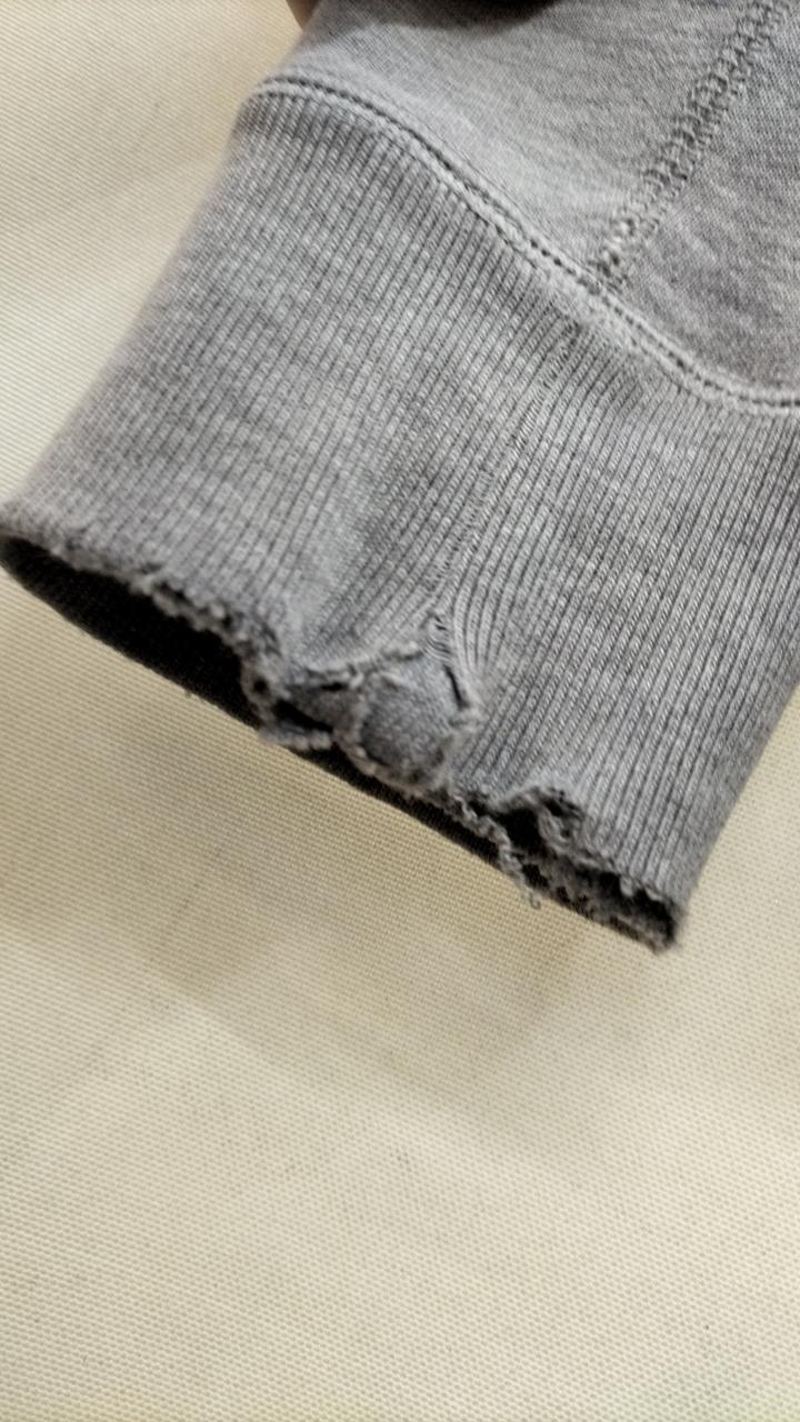 袖に穴あり
