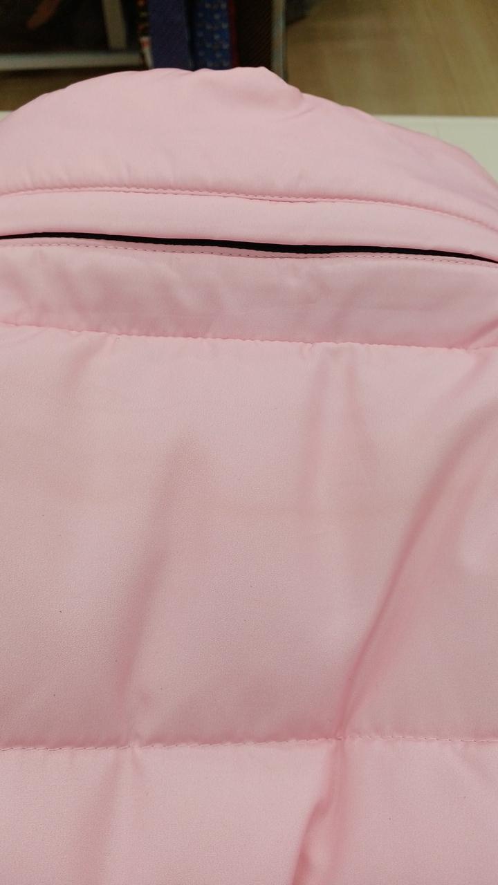 後身頃中央、
襟下にシミがあります