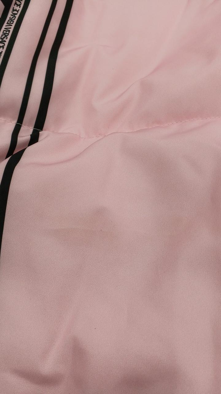 後身頃中央、腰あたりにシミがあります