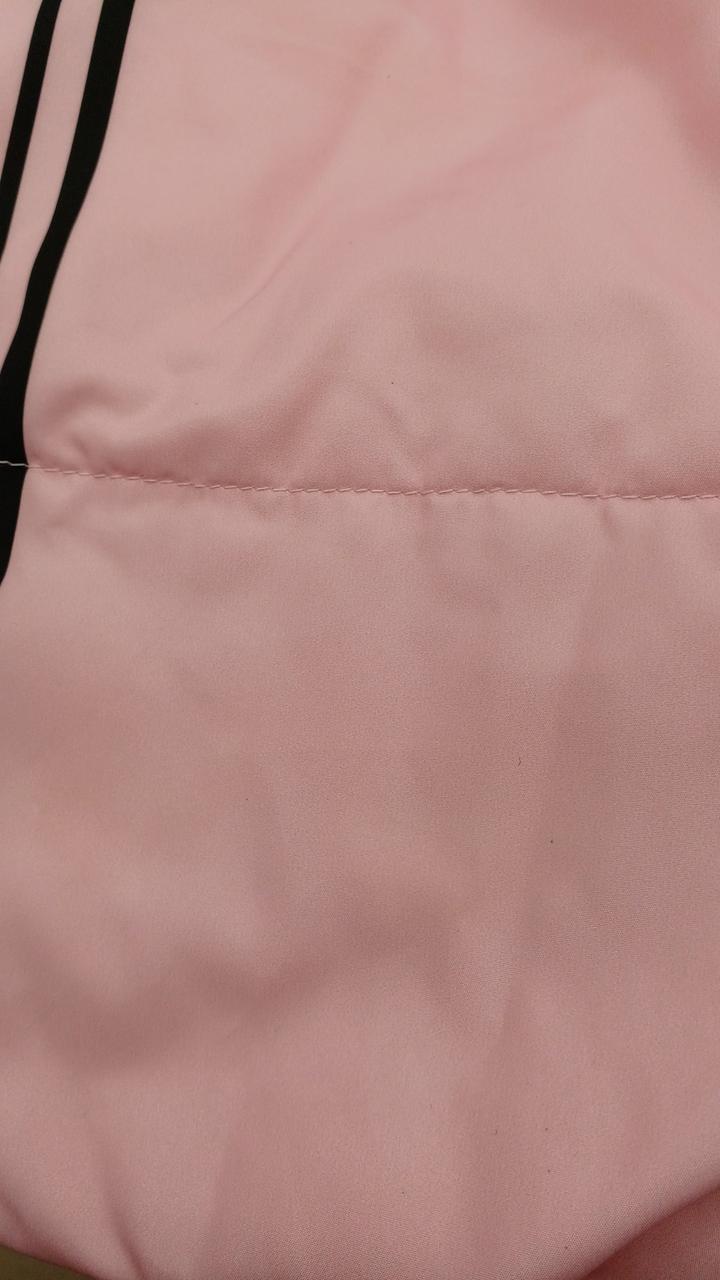 後身頃中央、裾あたりにシミがあります