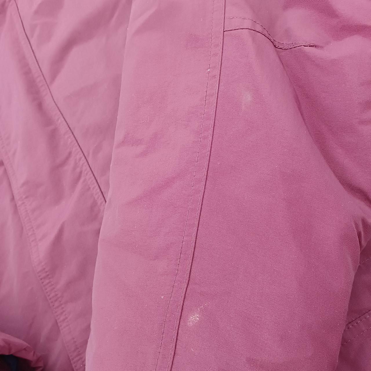 左袖に2箇所シミ汚れが有ります