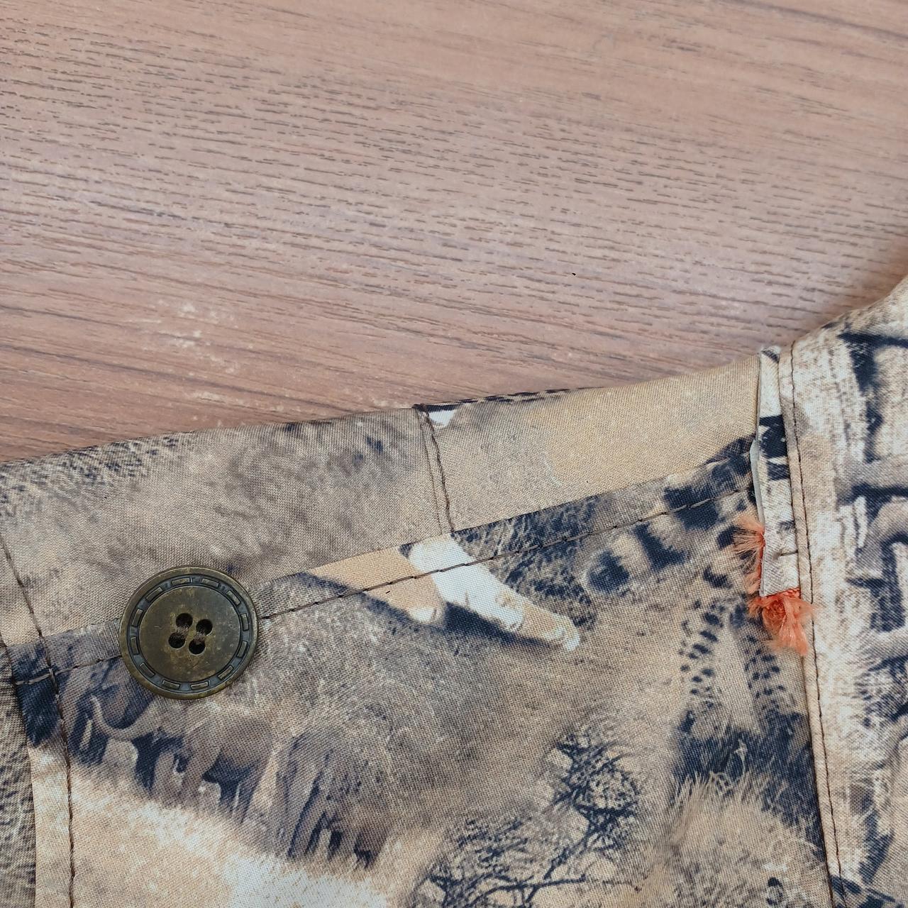 肩部分（エポレット）が破れております。