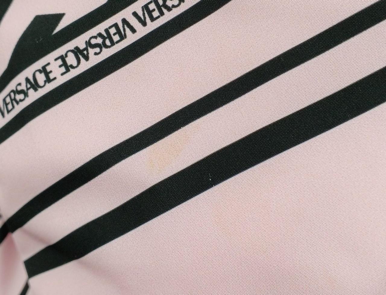 右袖に汚れあり