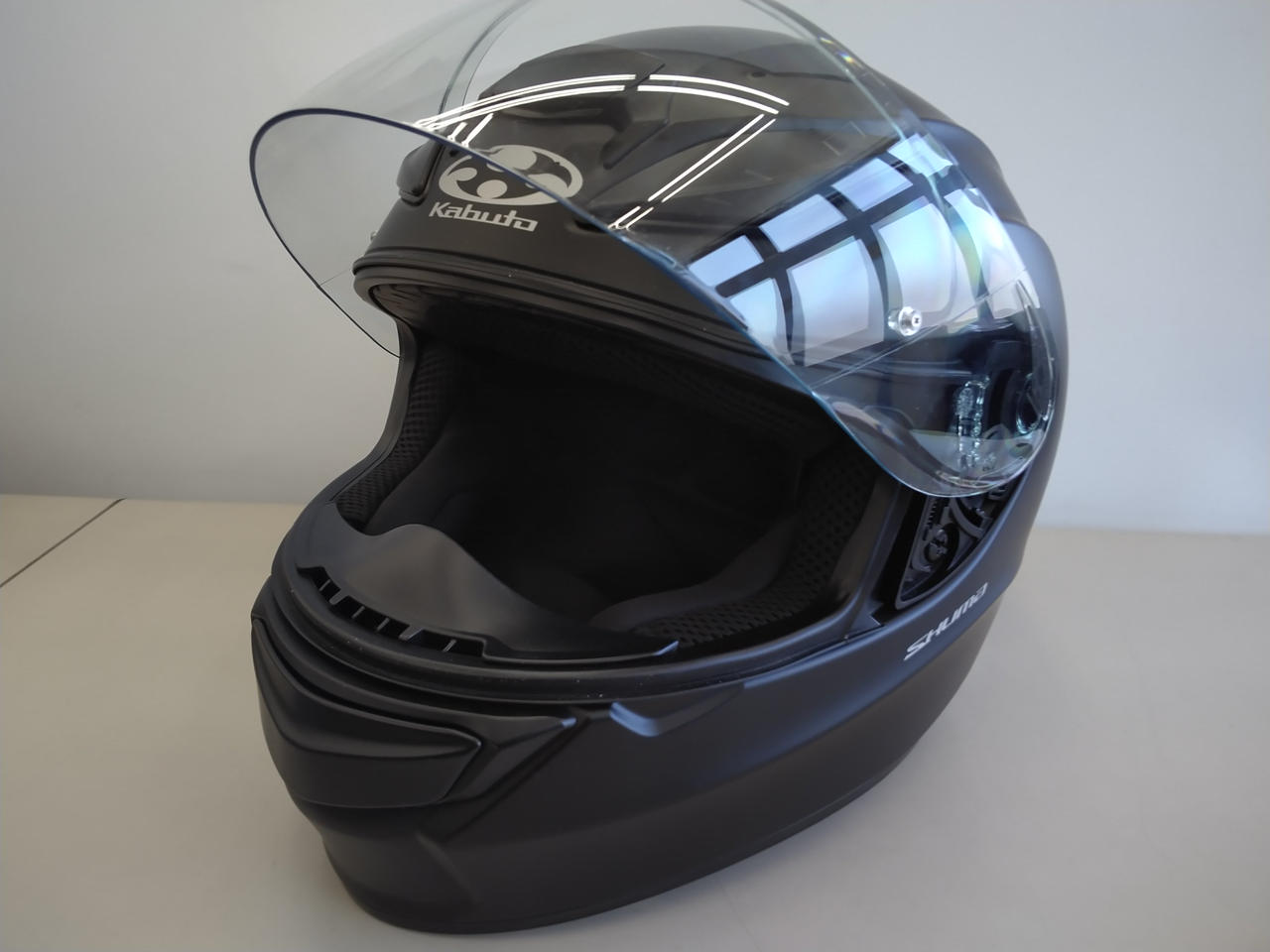 Kabuto KM-11 ブラック フルフェイスヘルメット 21最新ヘルメットカタログ〈フルフェイス｜Kabuto編〉SHUMA試用