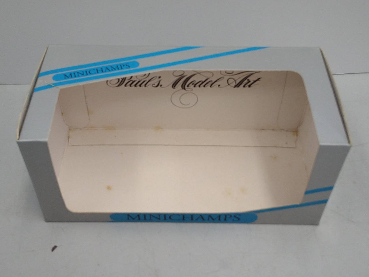 箱内側にシミあり