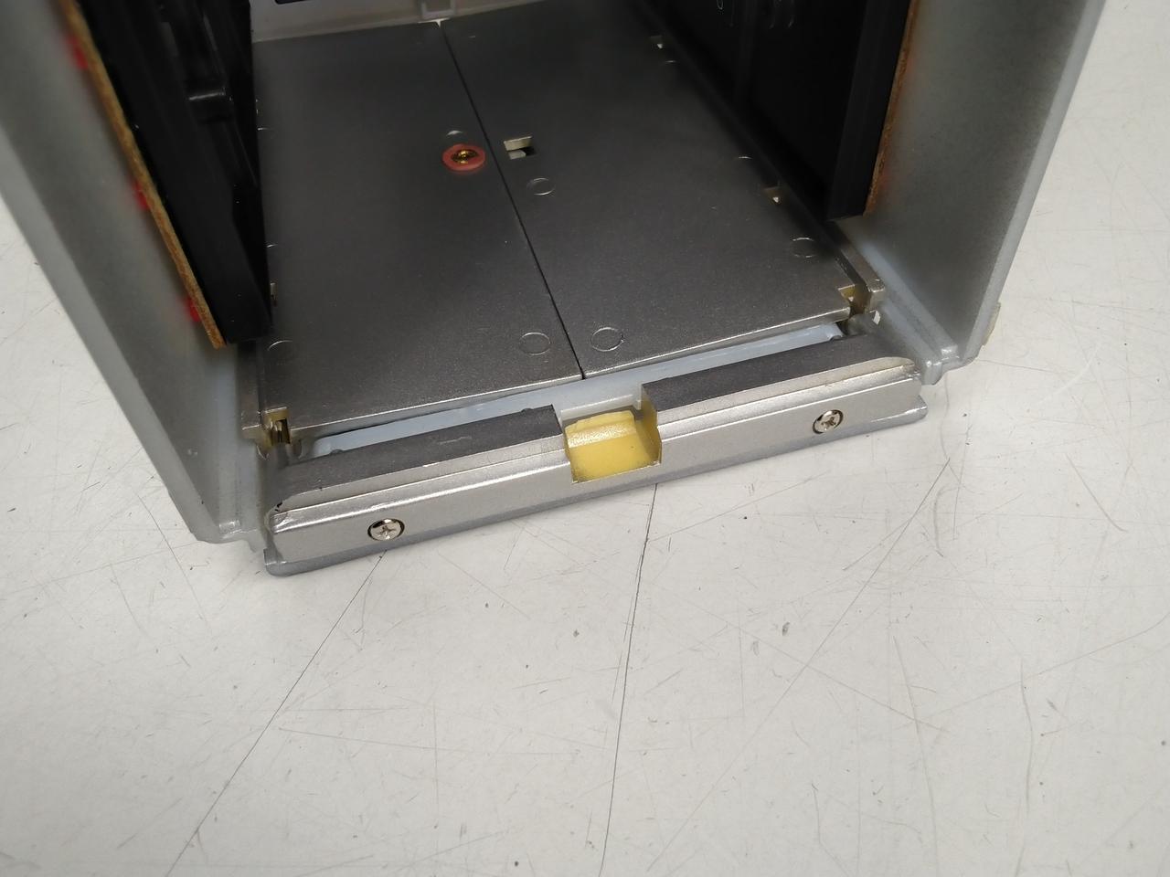 外装固定のツメが折れてます