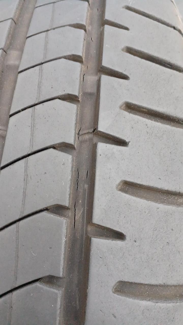 トレッド面に浅キズあり。
