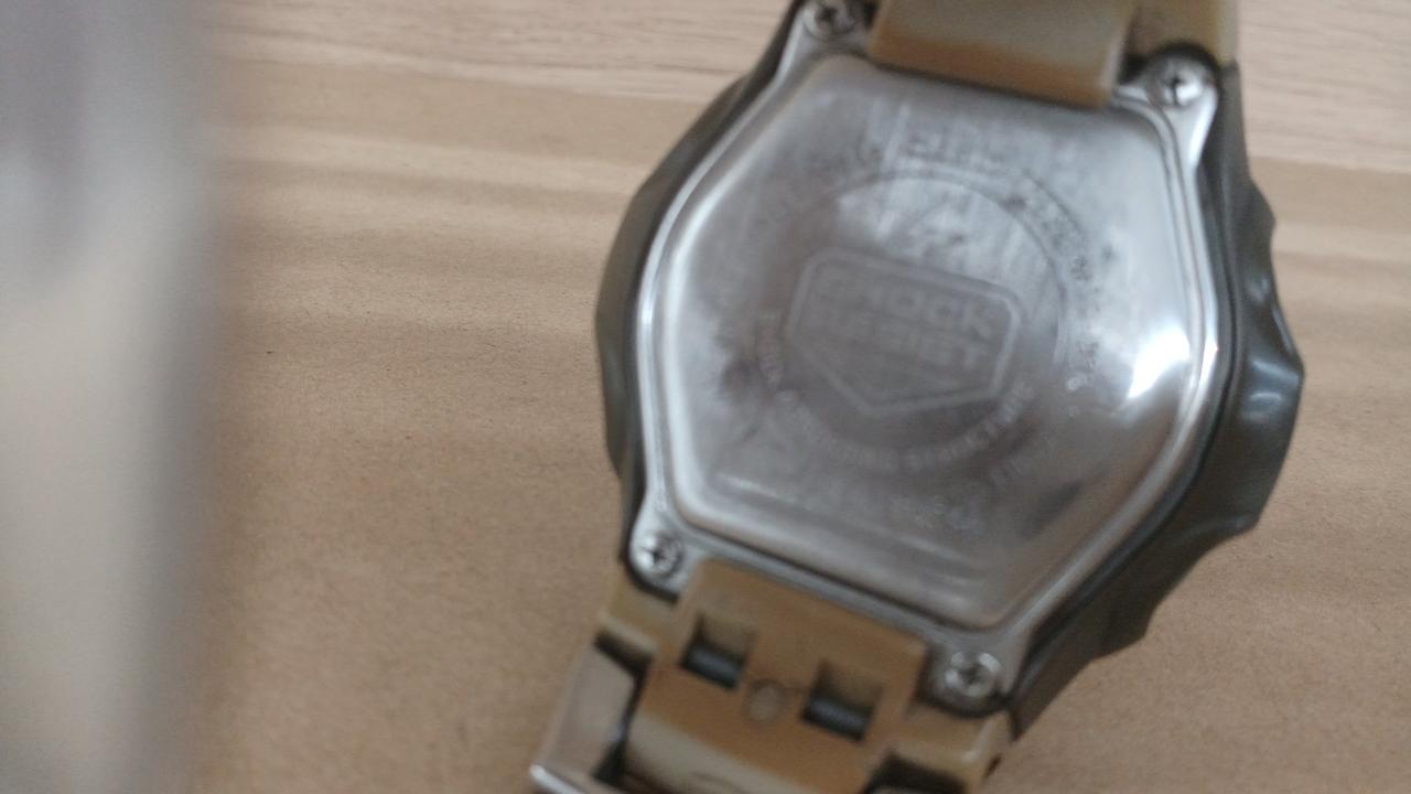 裏ぶたにキズあります。