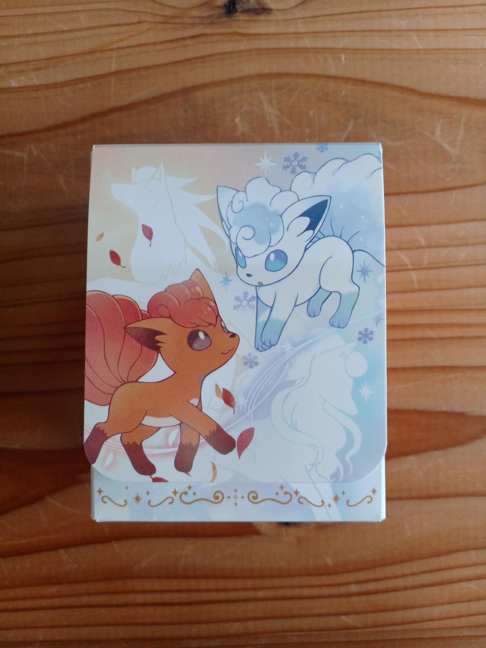 ケース全体に可愛いロコン達が描かれてます