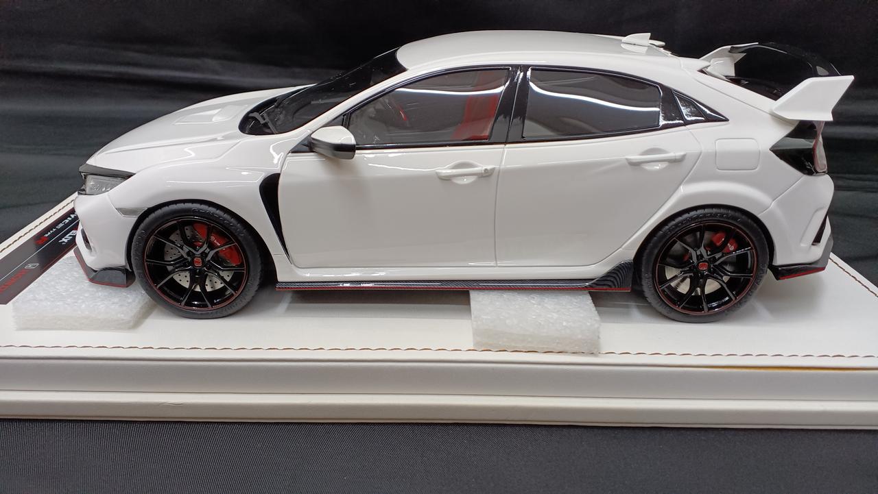 実車よりも車高は低いです