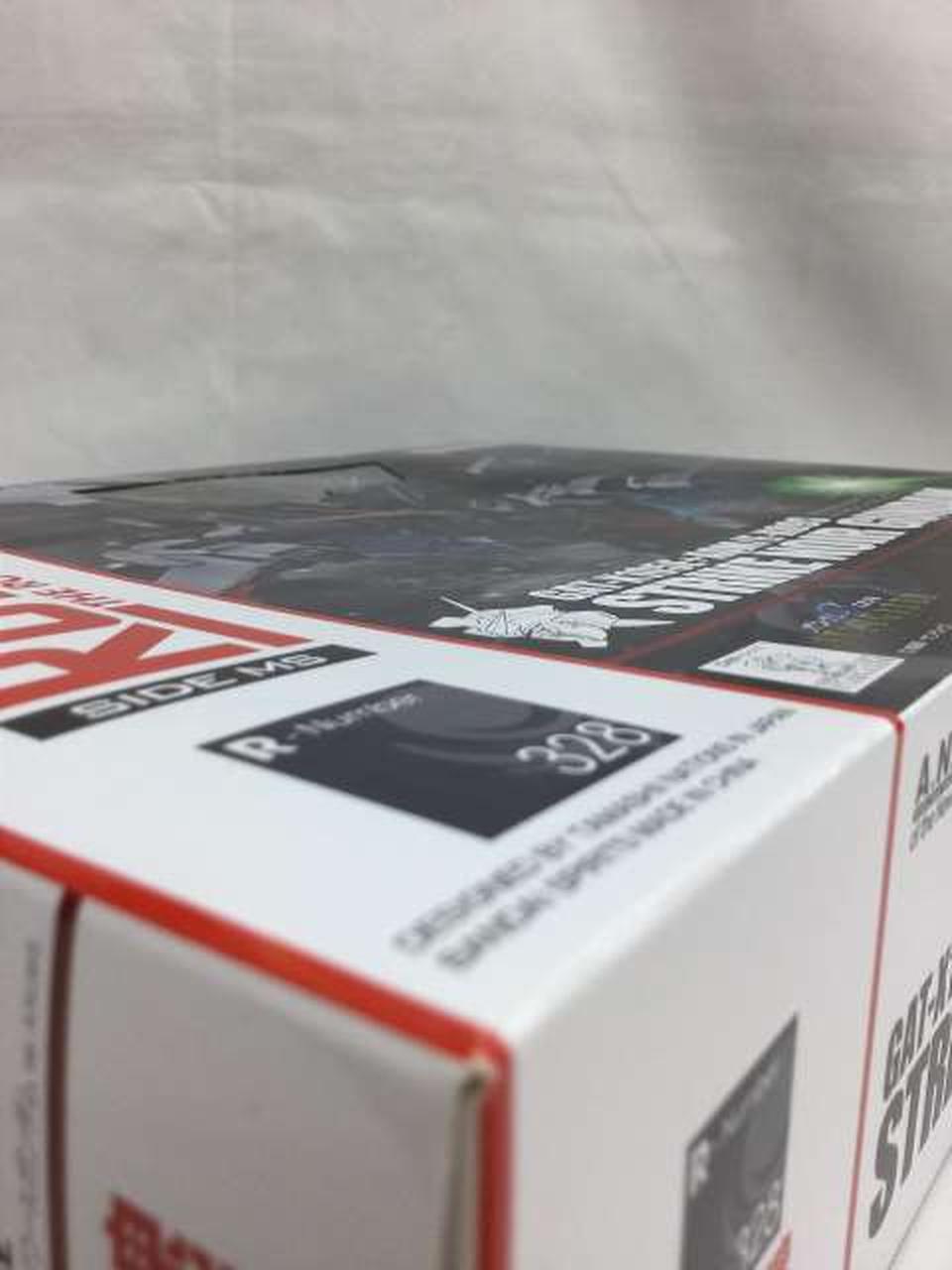 前面、中心に向かって凹み