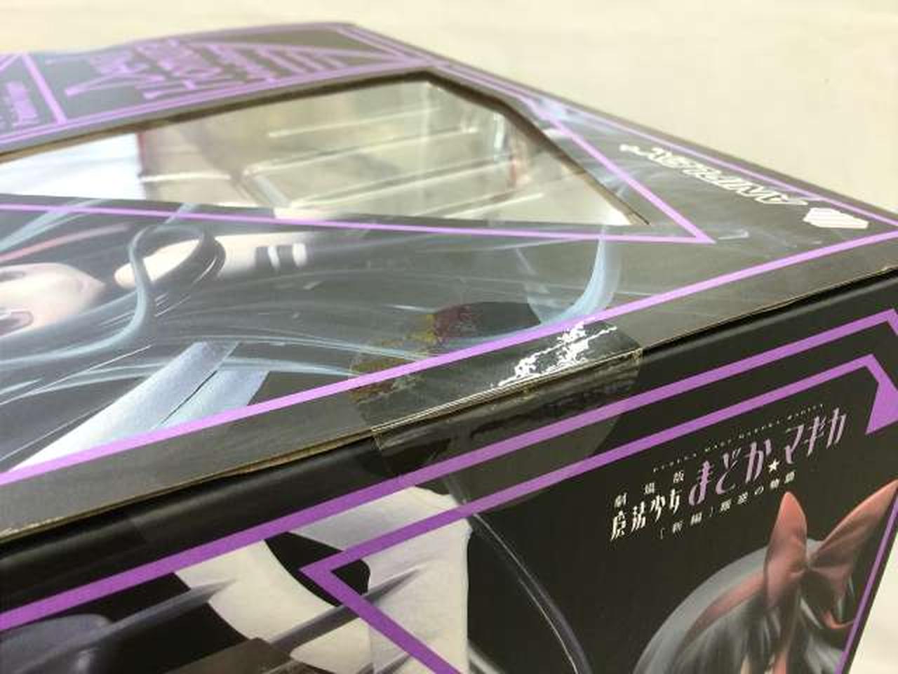 粘着面に異物が付着しています