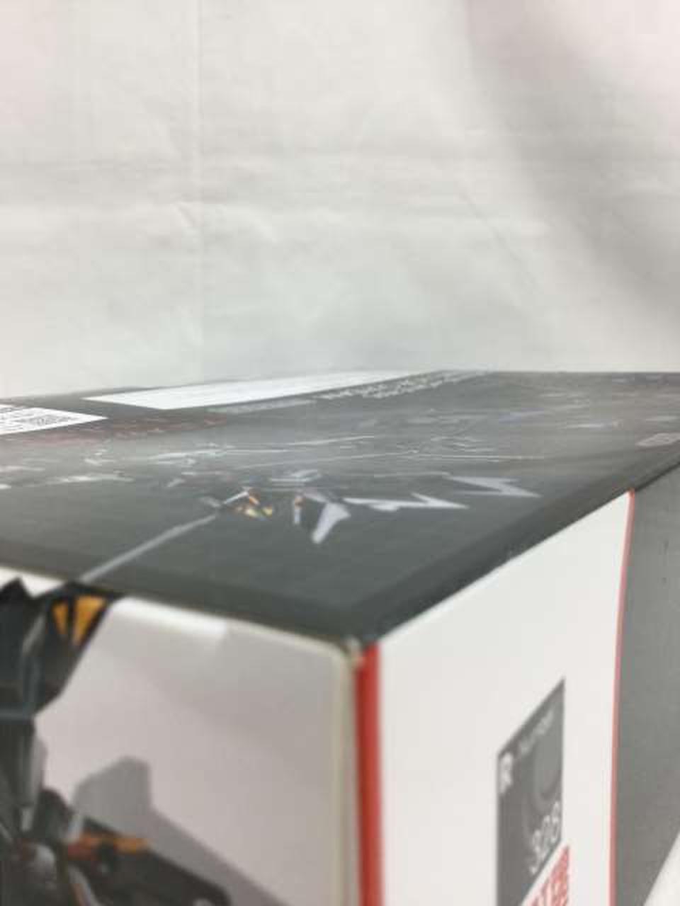 背面、中心に向かって凹み