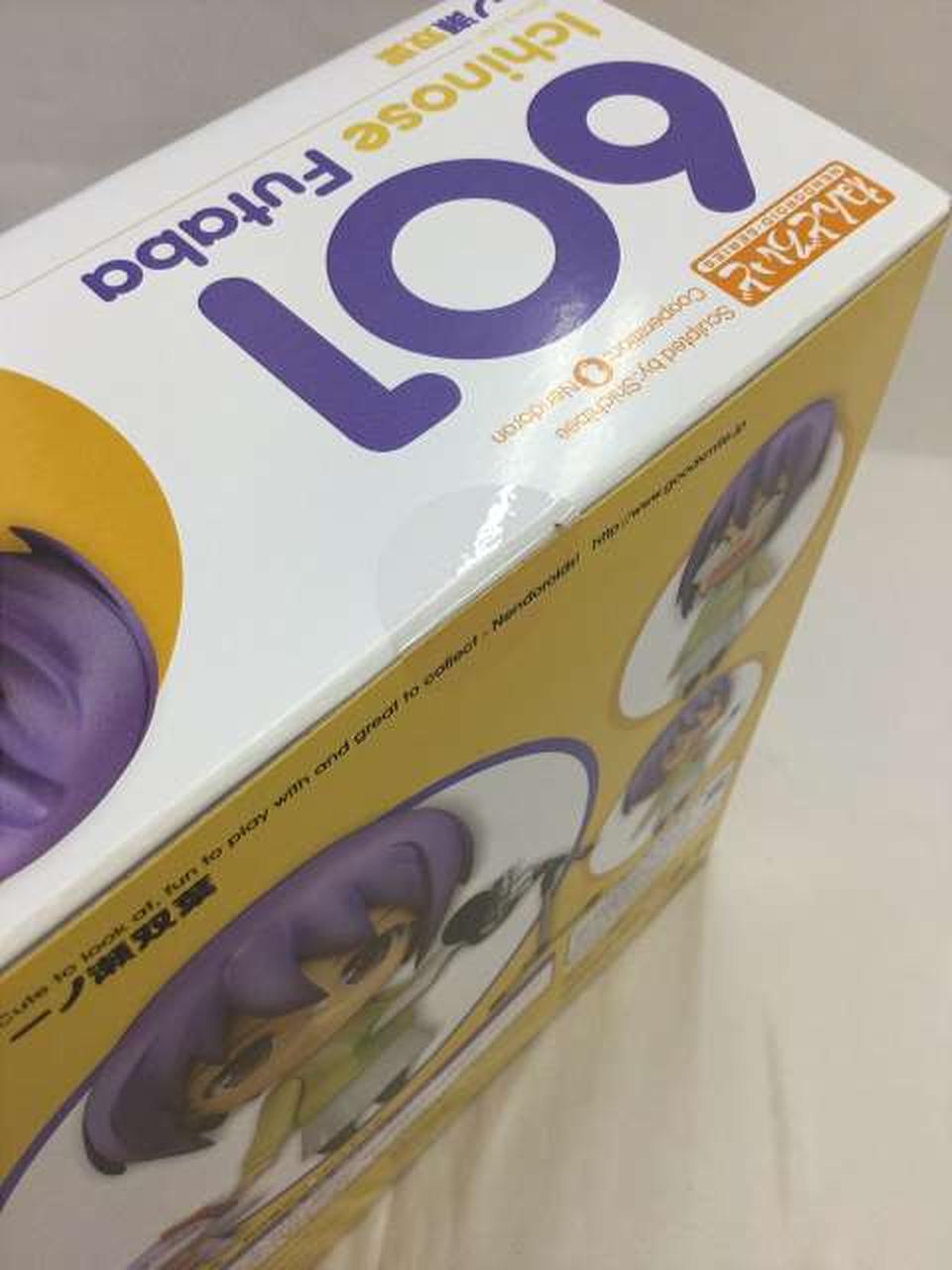 丸シールになにか張り付いています