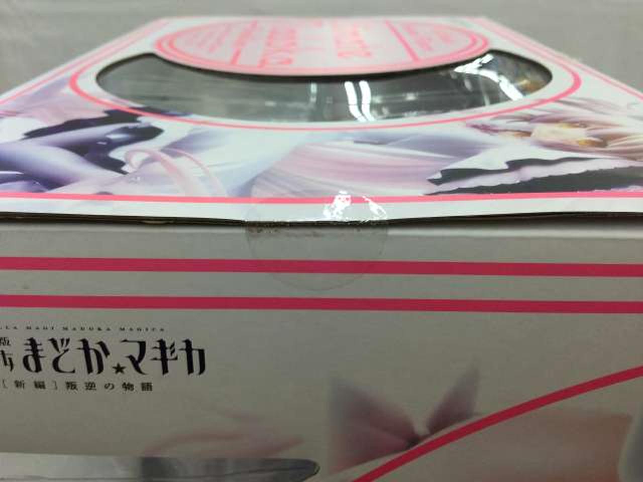 粘着面に異物が付着しています