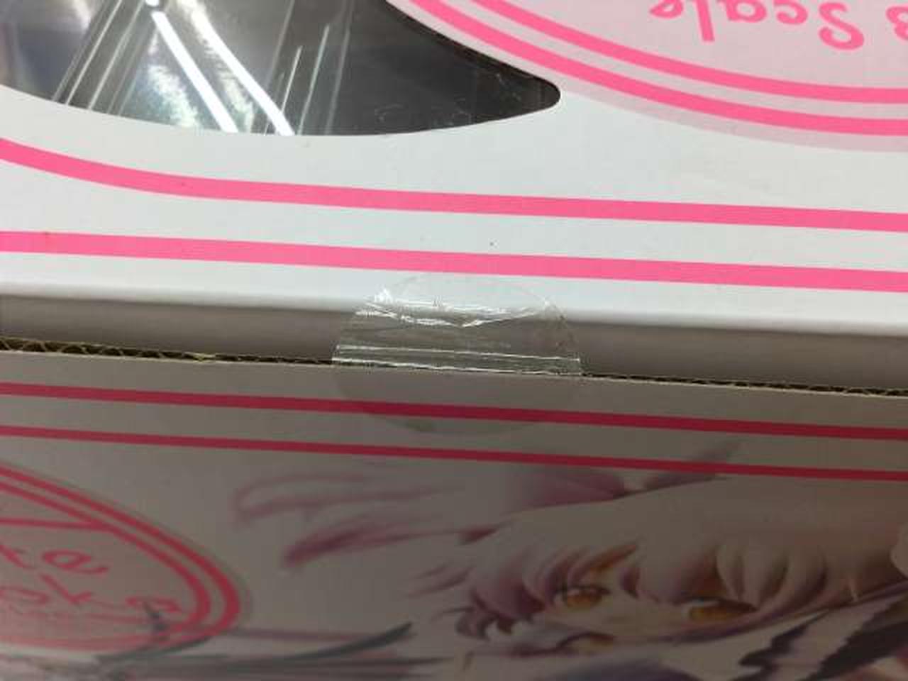 粘着面に異物が付着しています