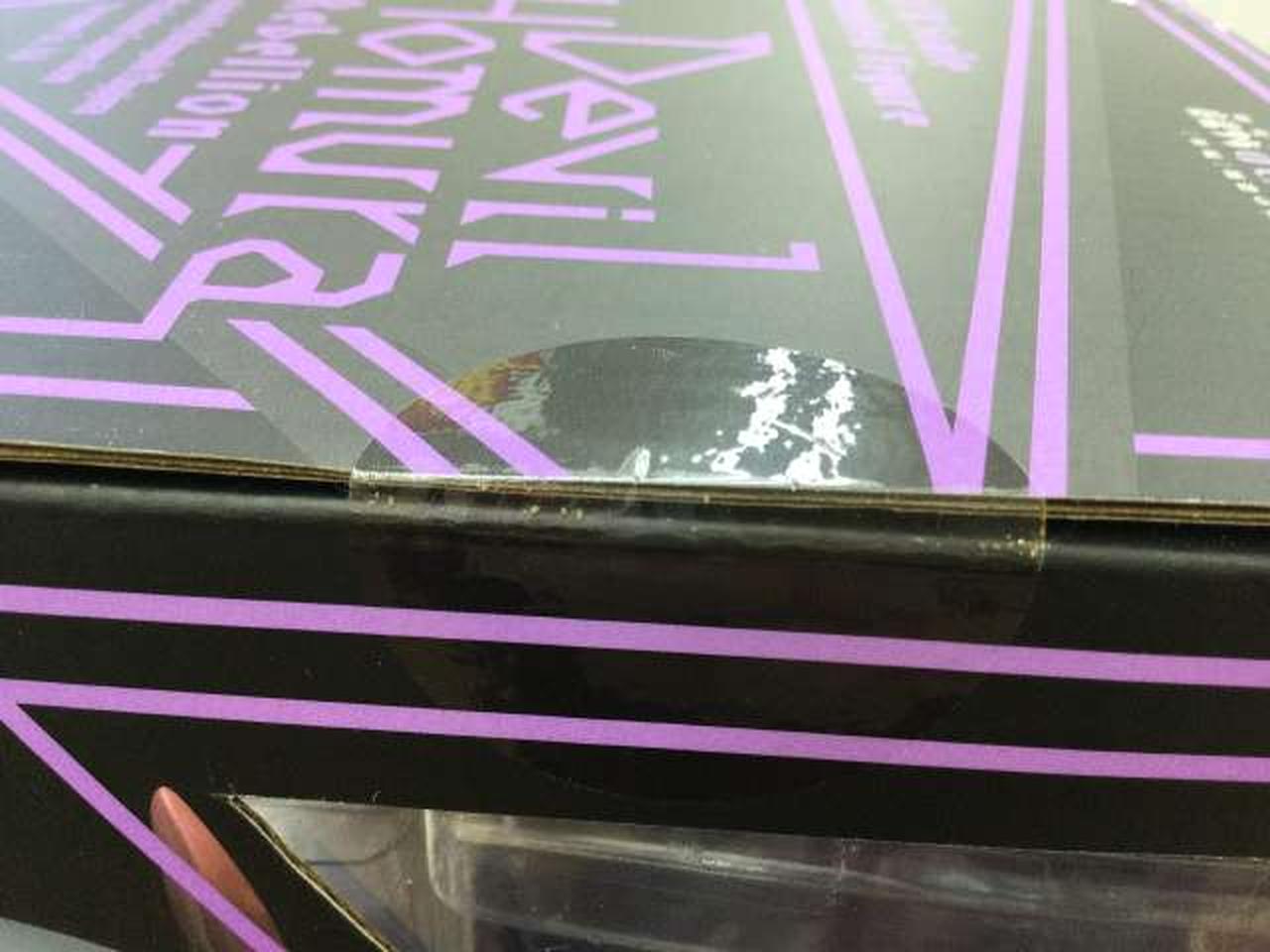 粘着面に異物が付着しています