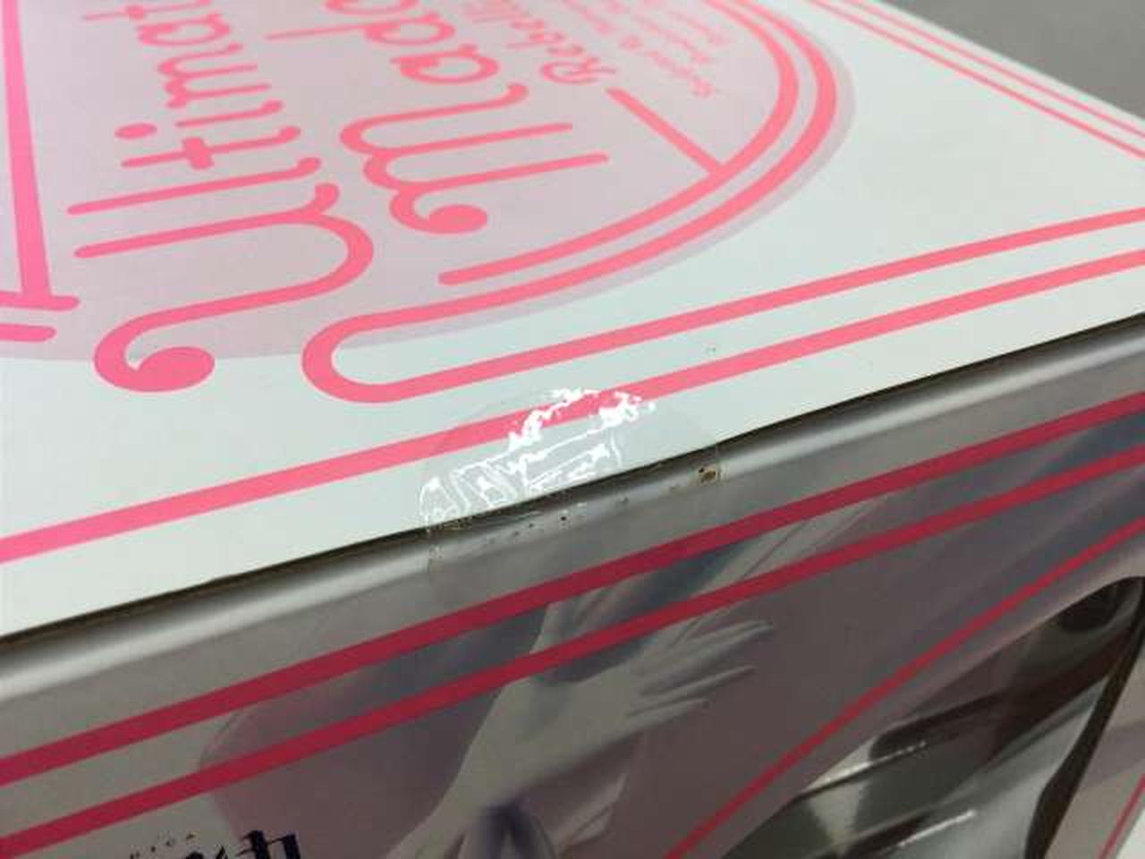 粘着面に異物が付着しています