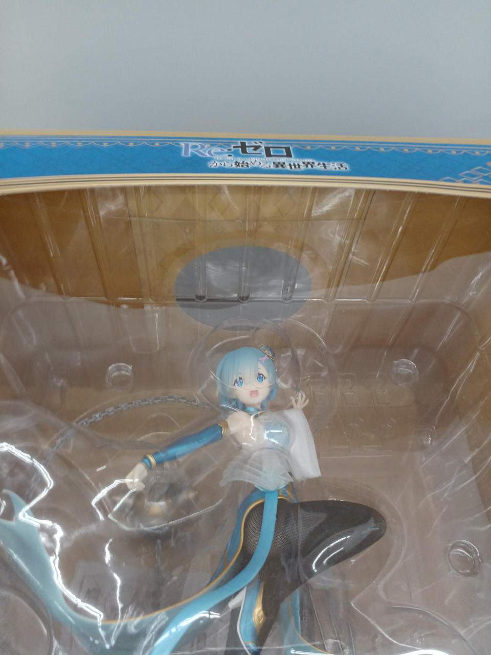 箱にイタミがあります。