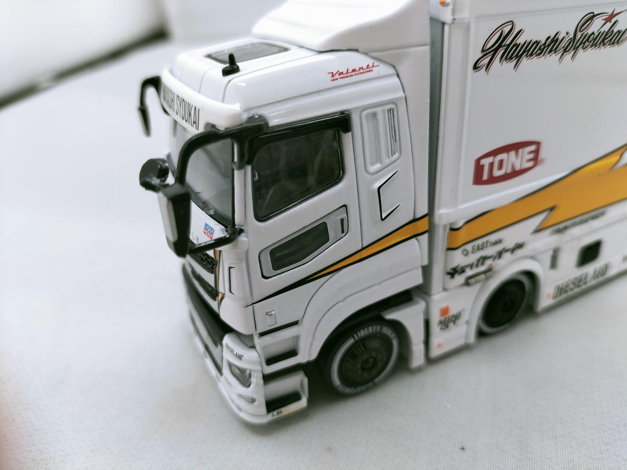 ミラー下側部分少し外れています。