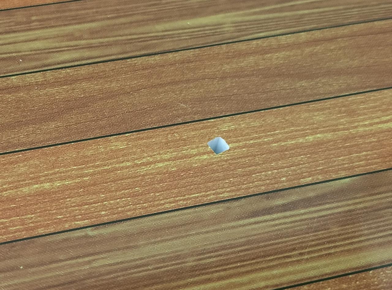 見えにくいですが少し傷あります