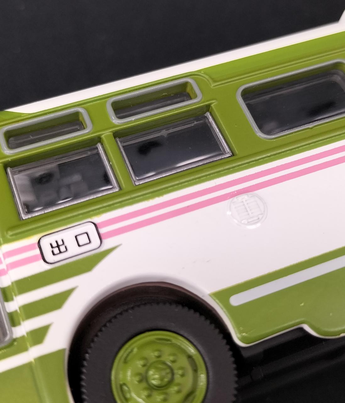 窓にキズあります