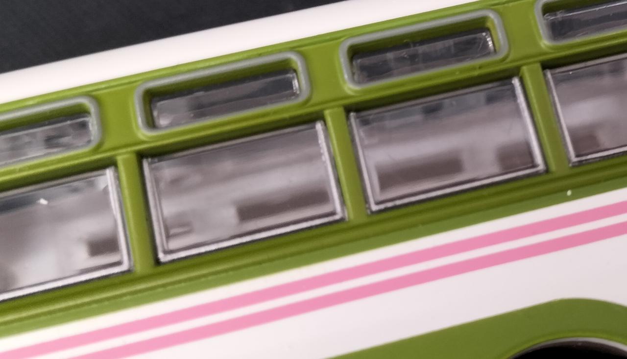 窓にキズあります