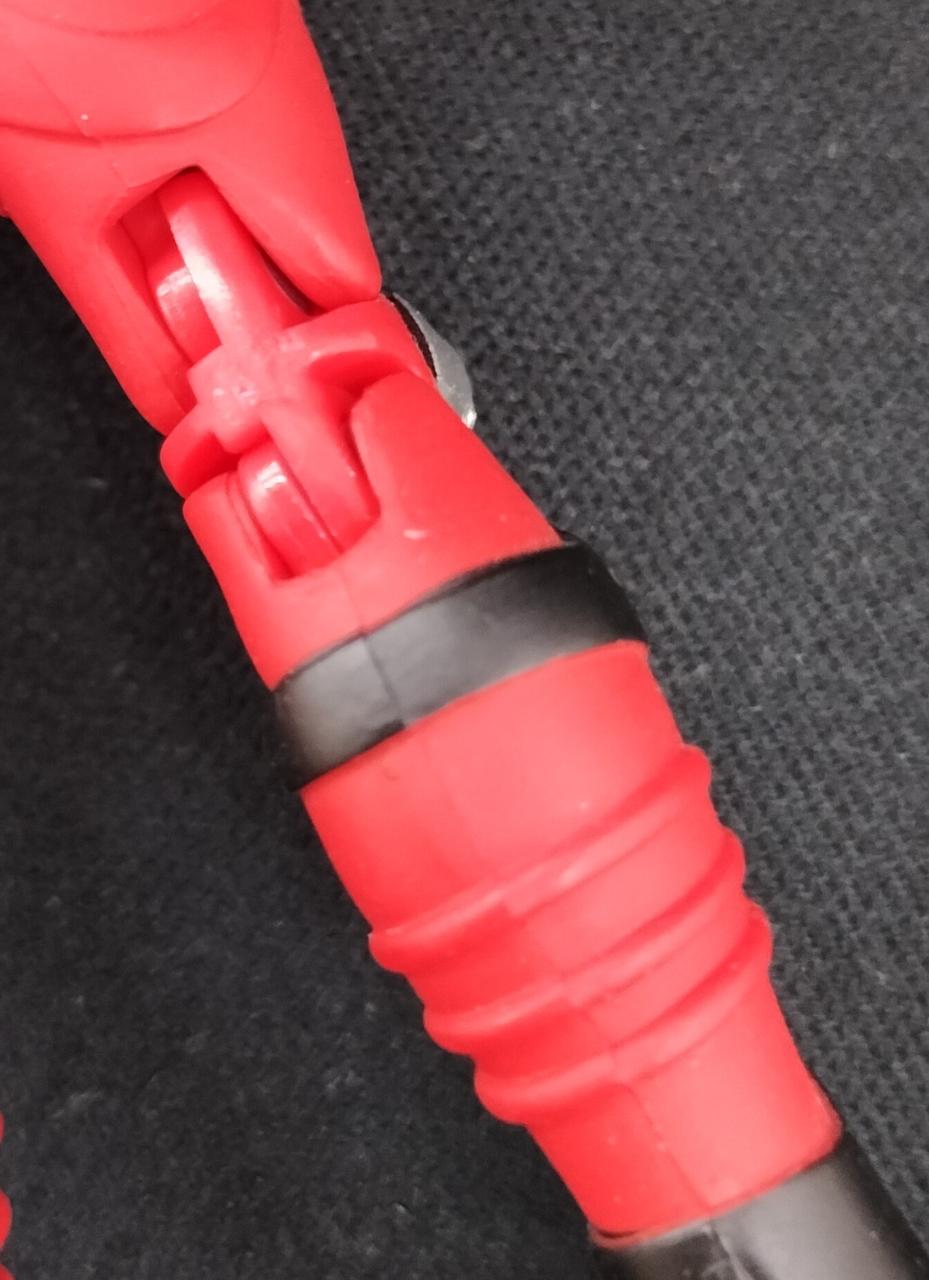 足にキズあります