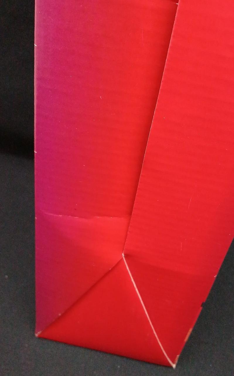 箱底部に目立つ折れ目あり
