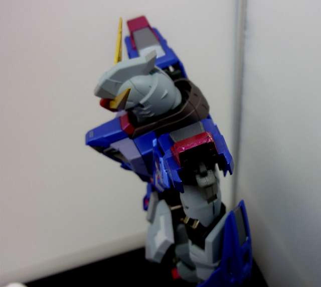 赤いパーツの先端に少しイタミ