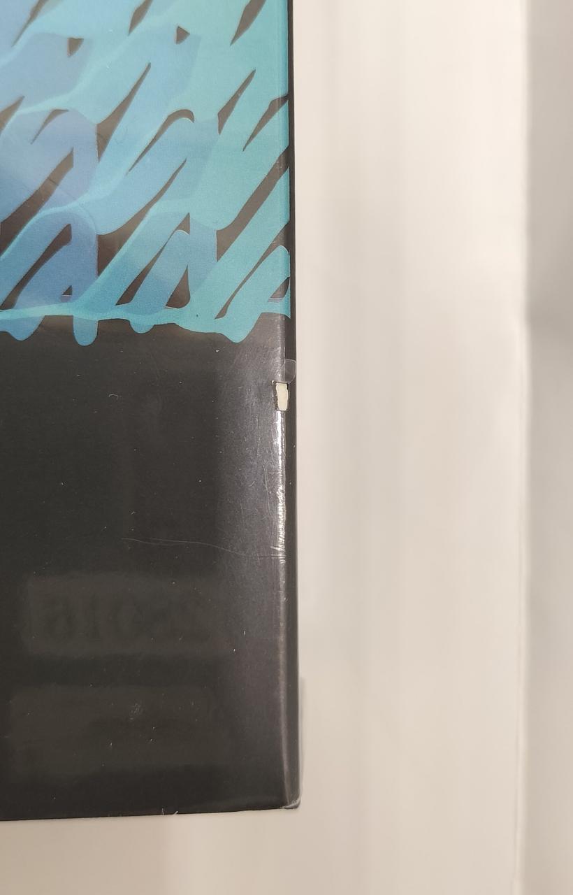 外箱正面右上シュリンク破れ・外箱キズ