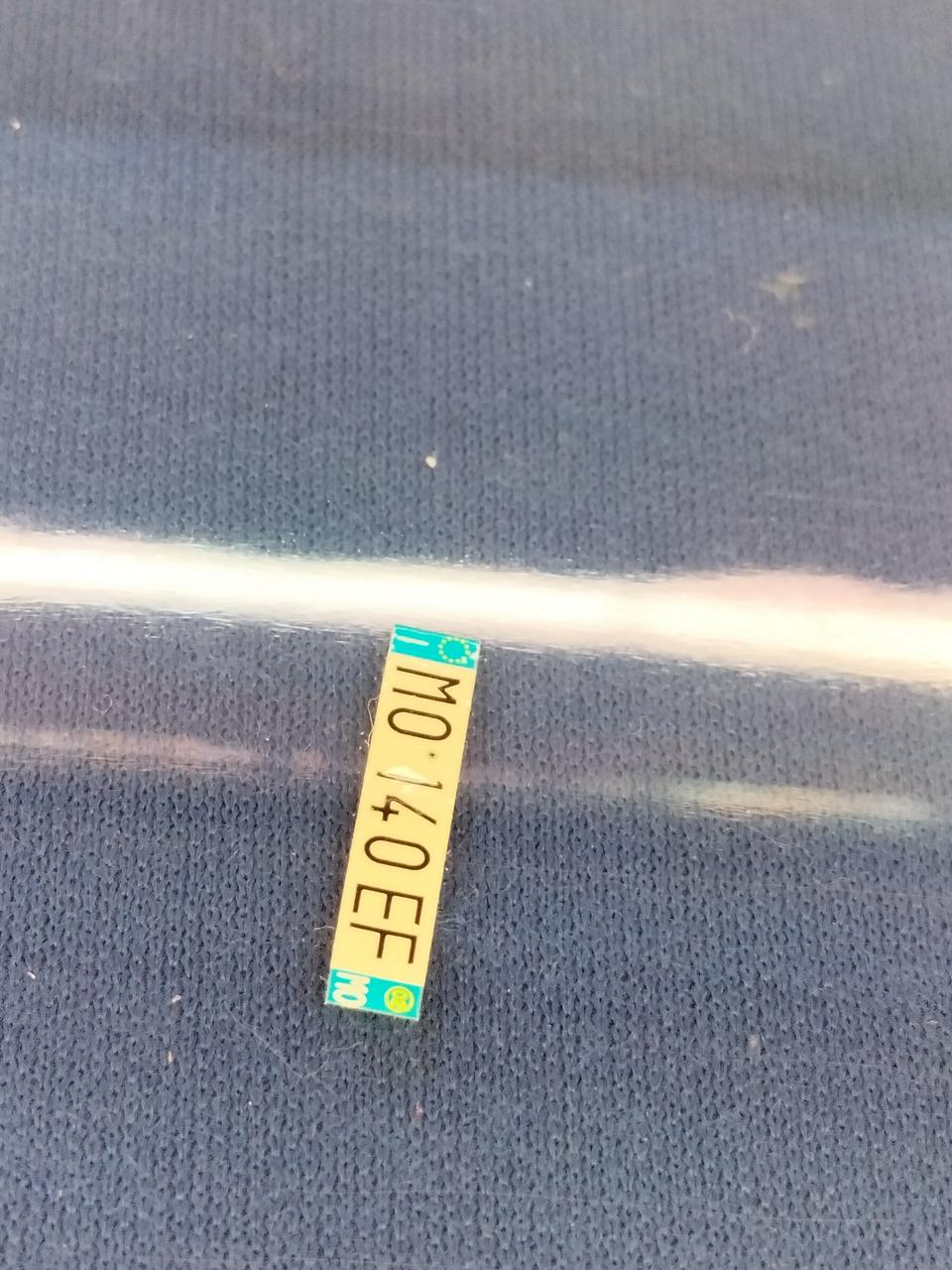 シールが剥がれケースに張り付いています。