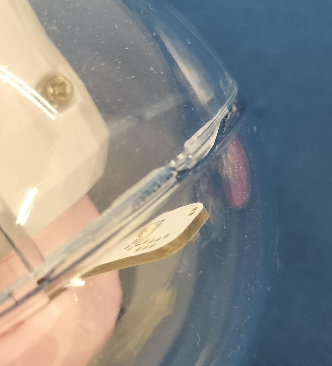 繋ぎ目の部分が割れています。