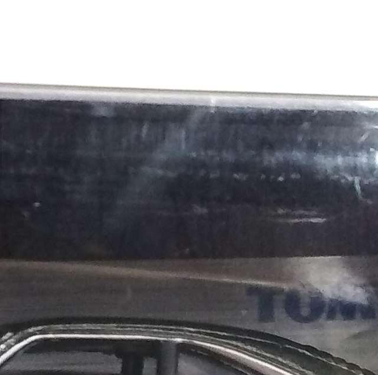 箱前面全体的にキズ有