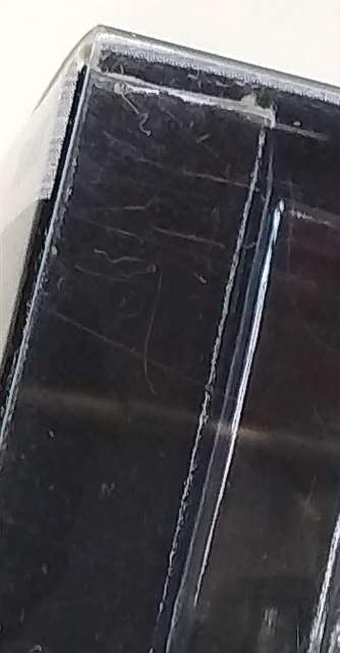 箱前面全体的にキズ有