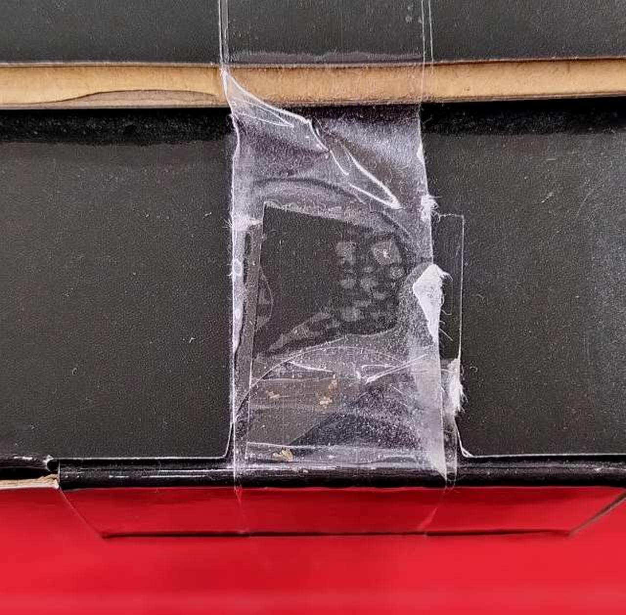 テープに汚れあり