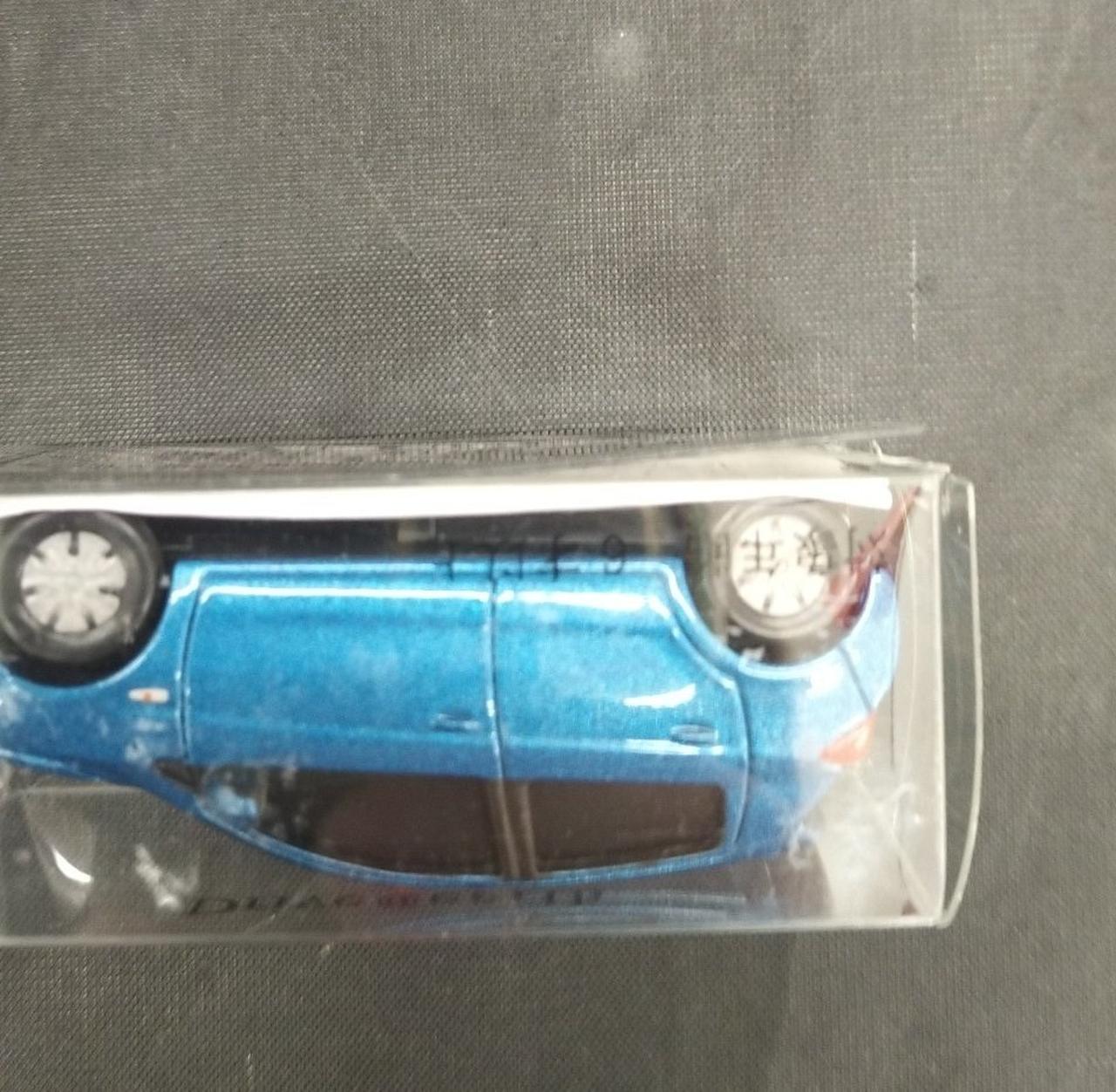 青い車の箱裏取れあります。