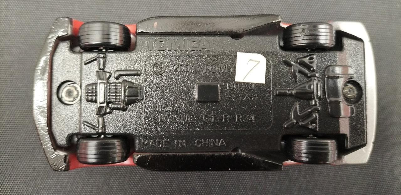 若干汚れあり、シール付いています。