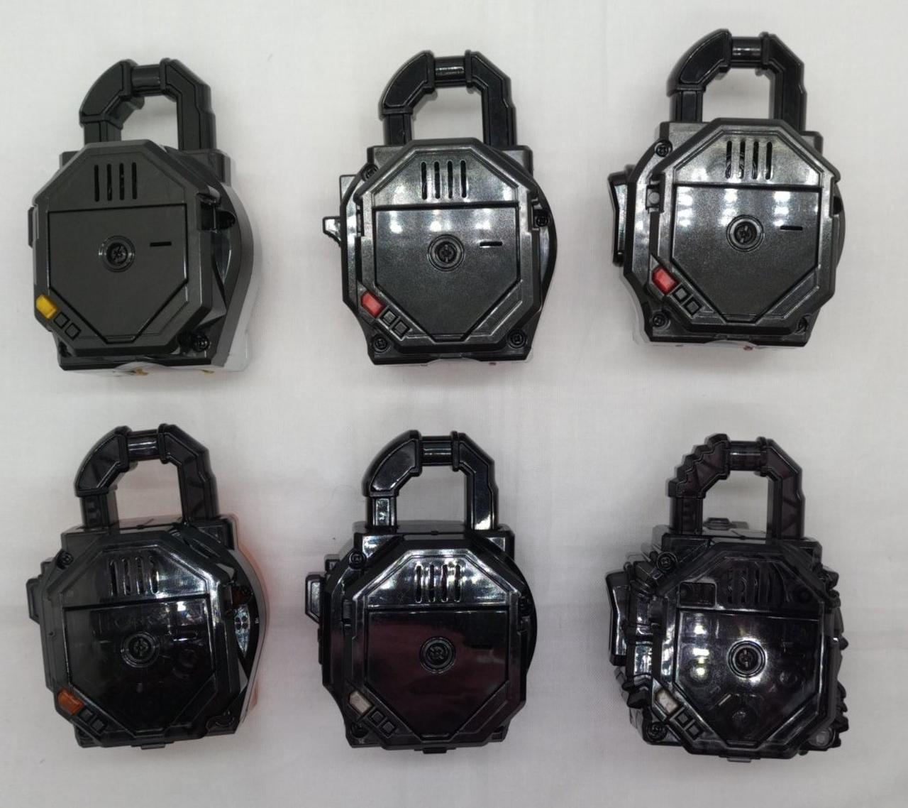 細かいキズなどの使用感あります。