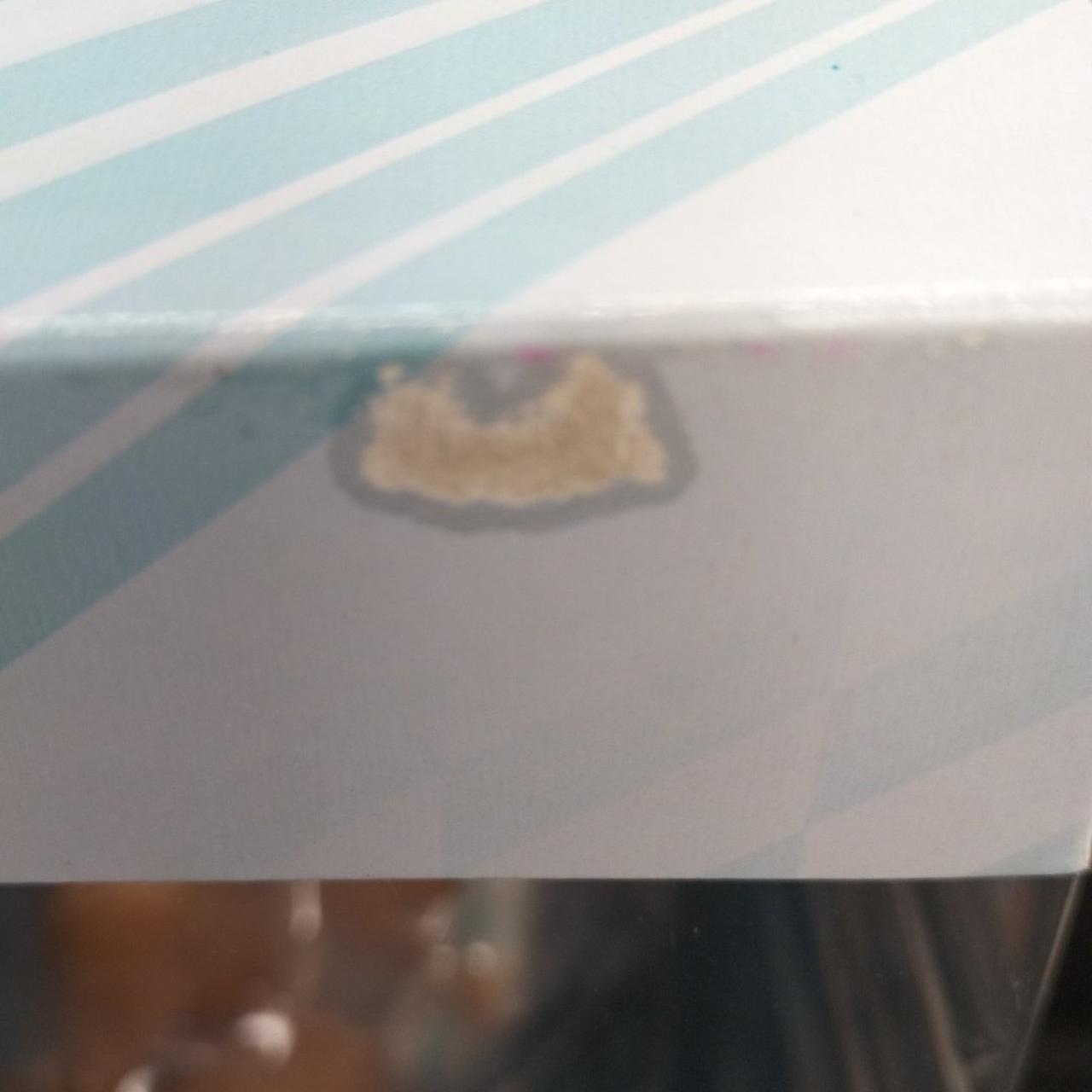 シール剥がし跡あり