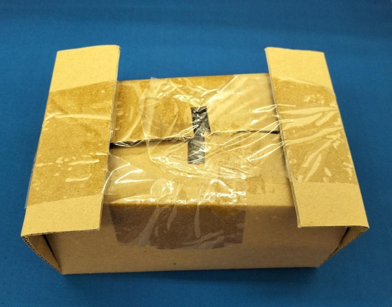 光の加減で段ボールの色実物と若干違います