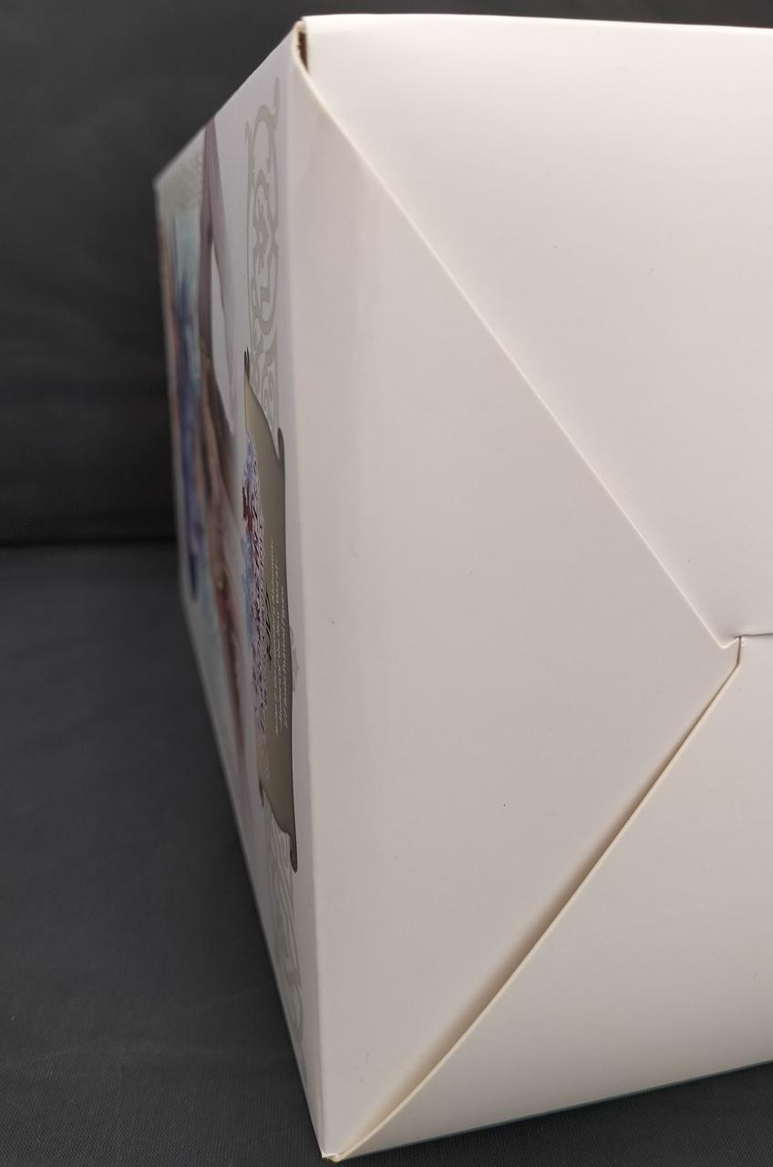 箱の下側に歪みあります。