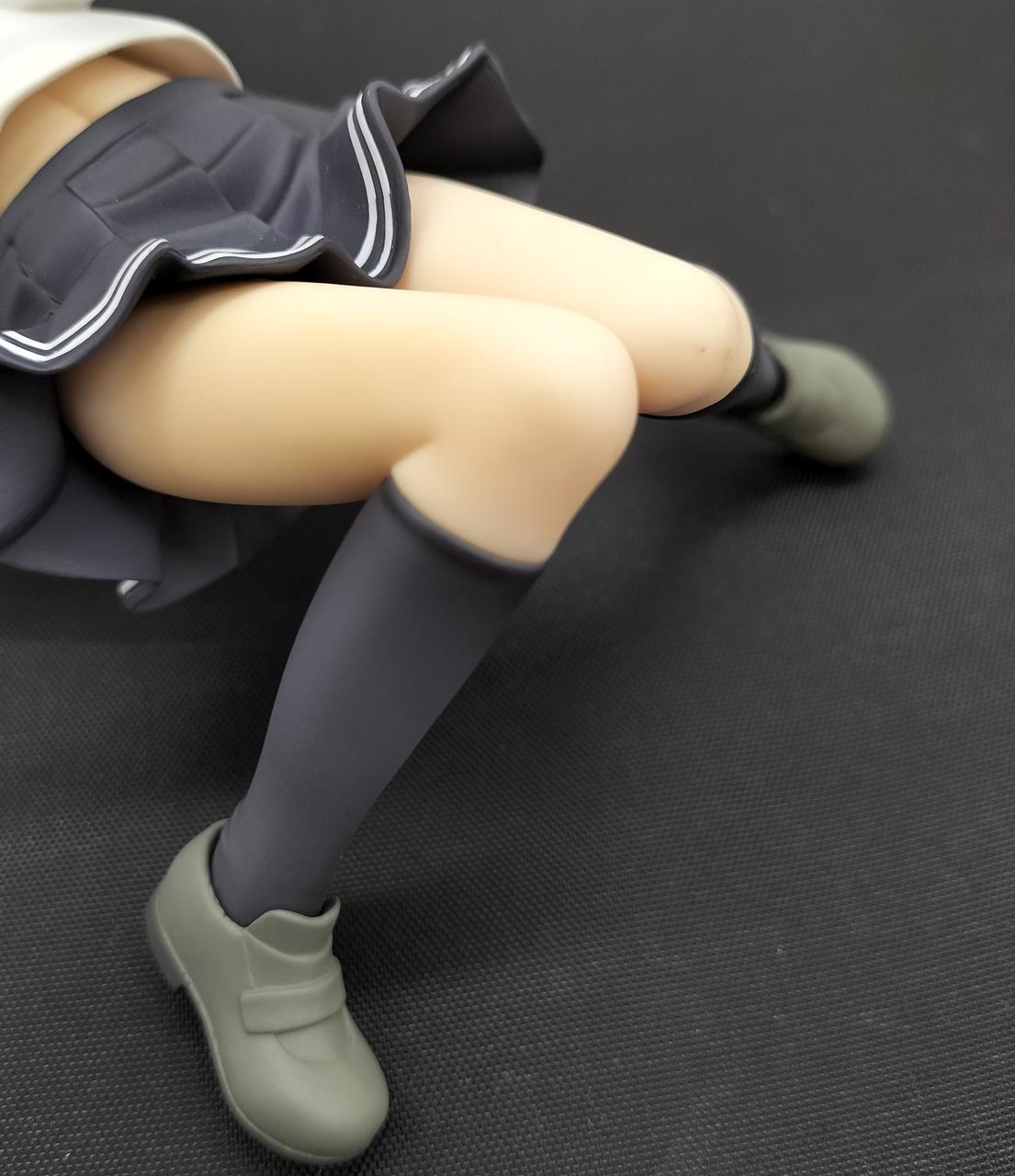 脚部に日焼け、傷汚れあります。