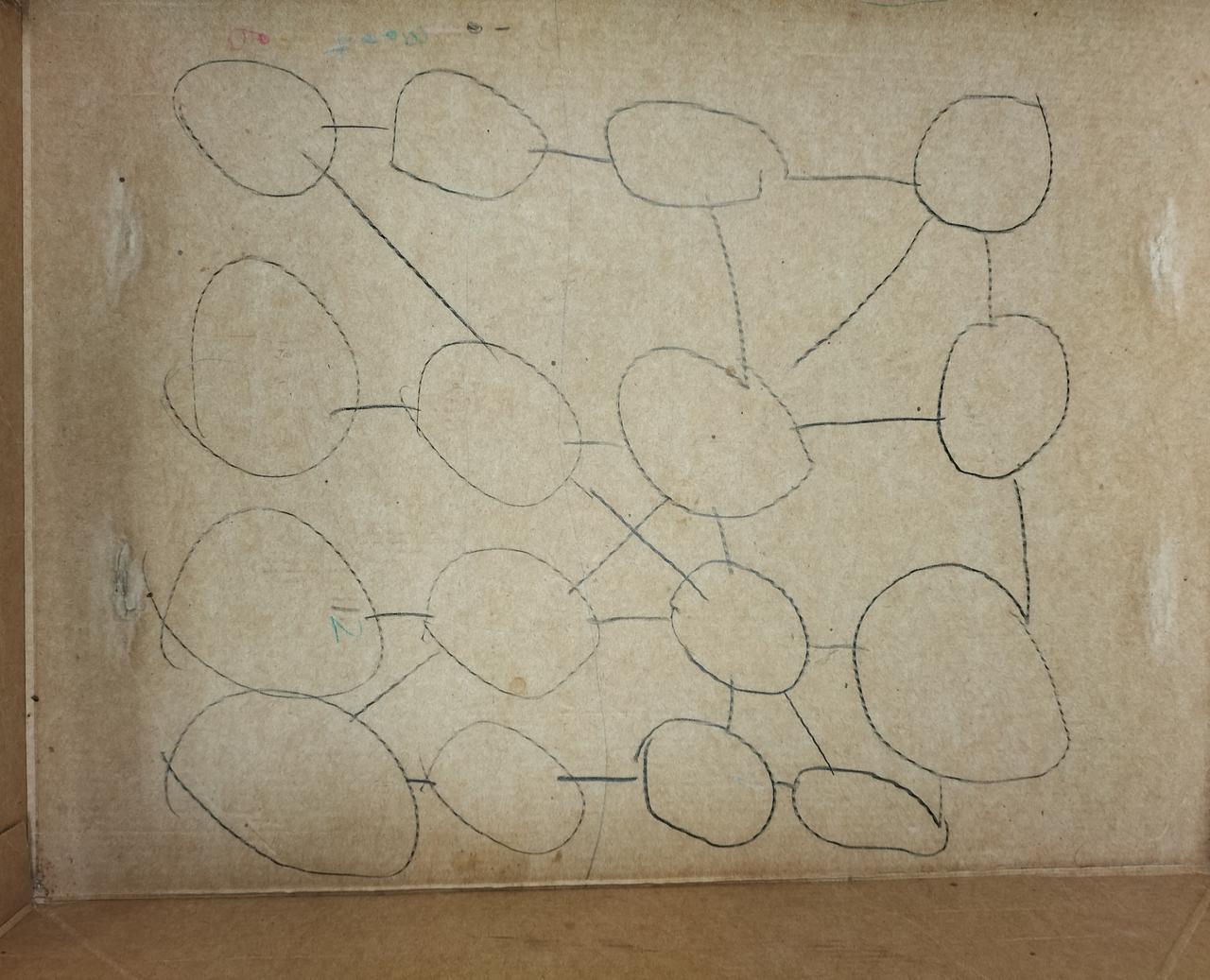 箱の内側にラクガキあります。