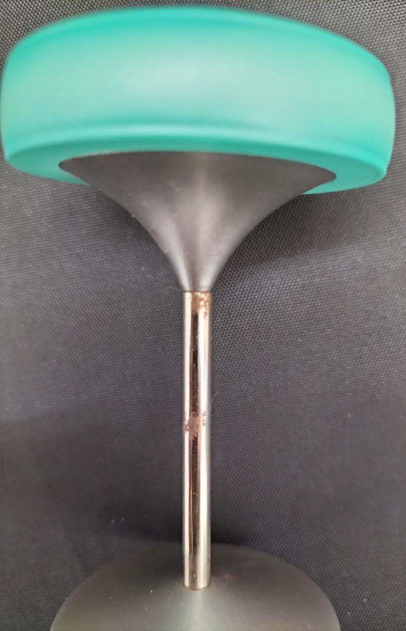 椅子にサビあります。