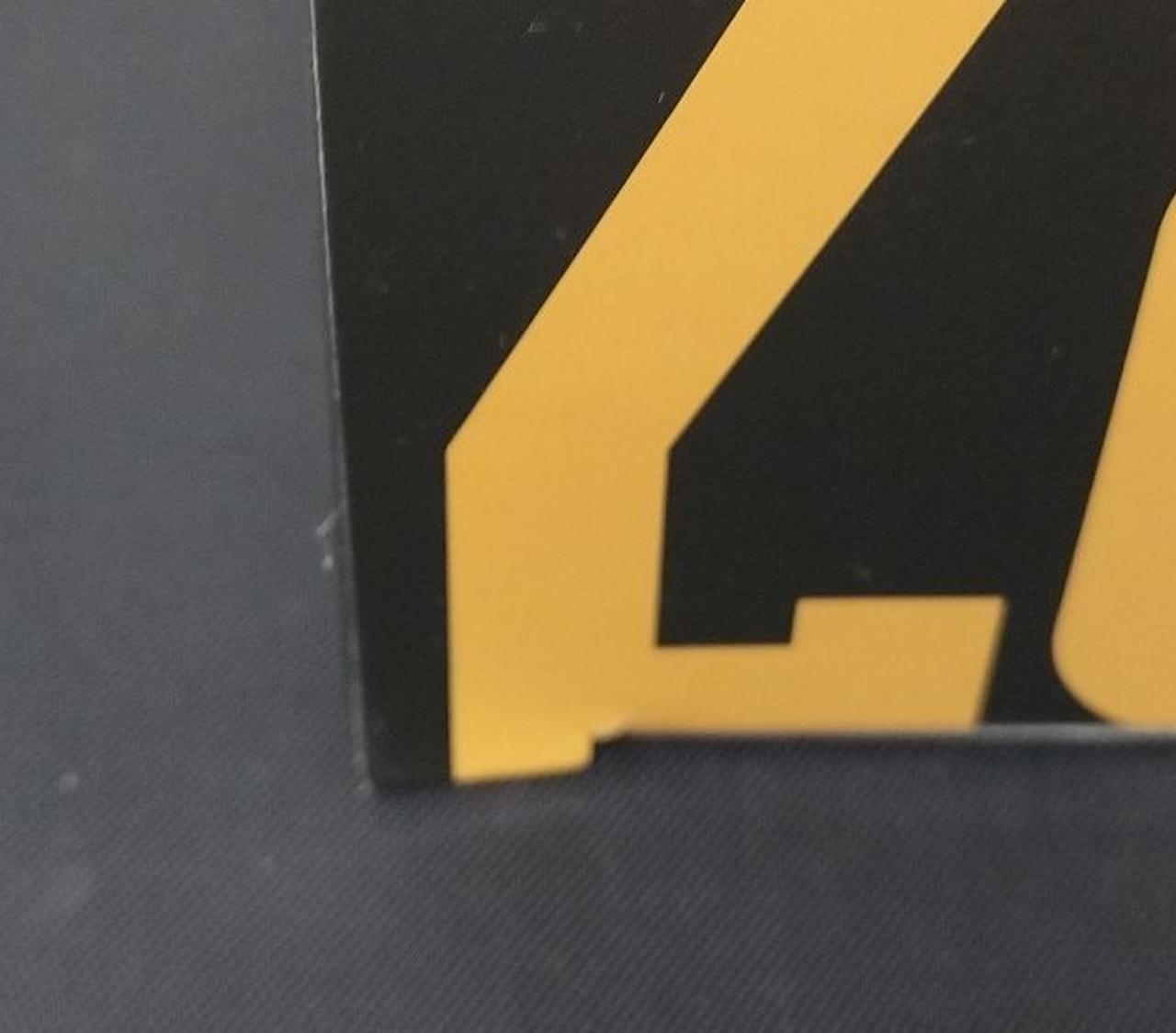 左側側面若干の折れあります。