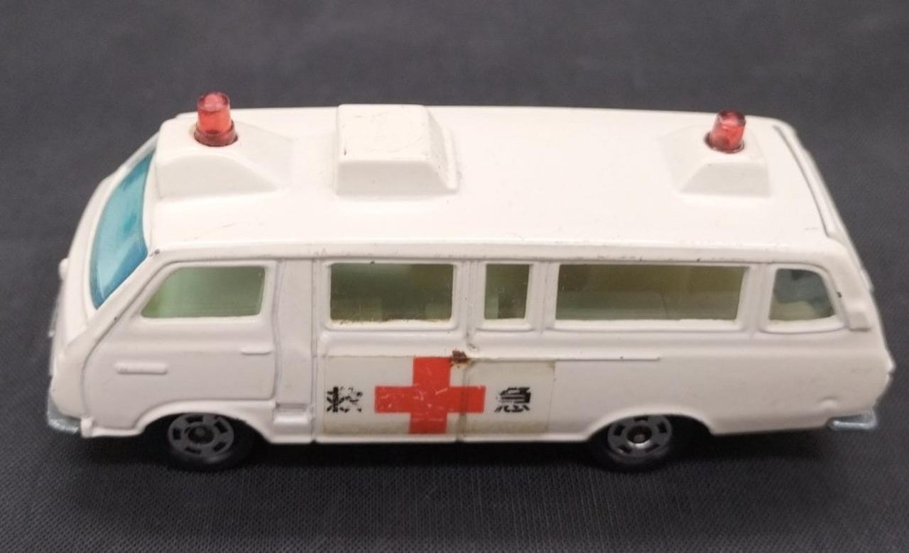 照明の影響で実物より白く写っております。