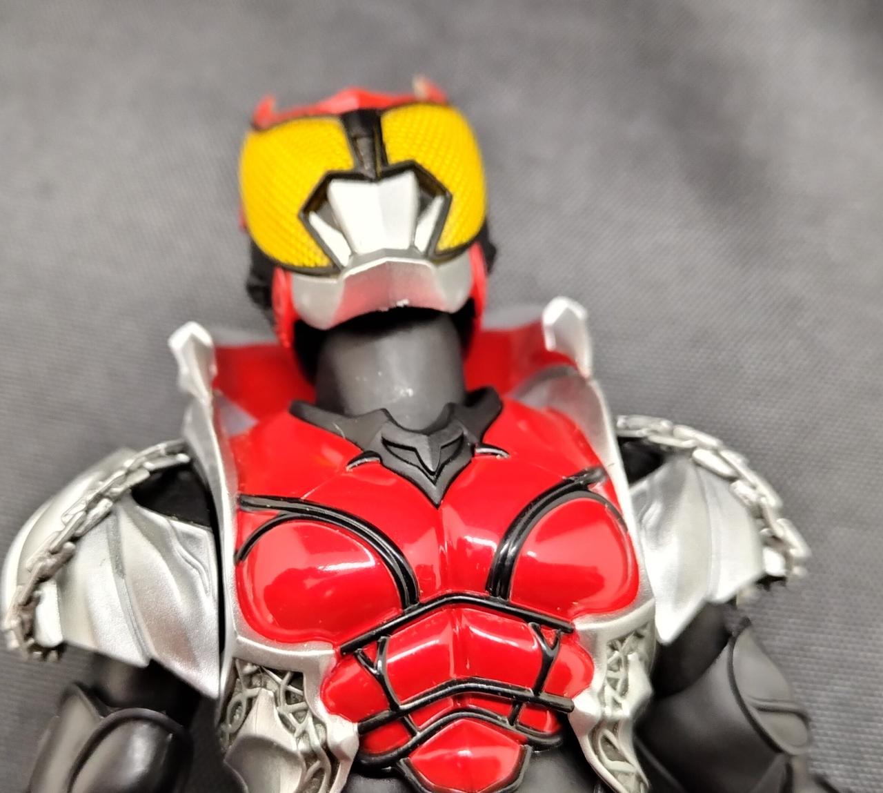 喉元に白いキズあり