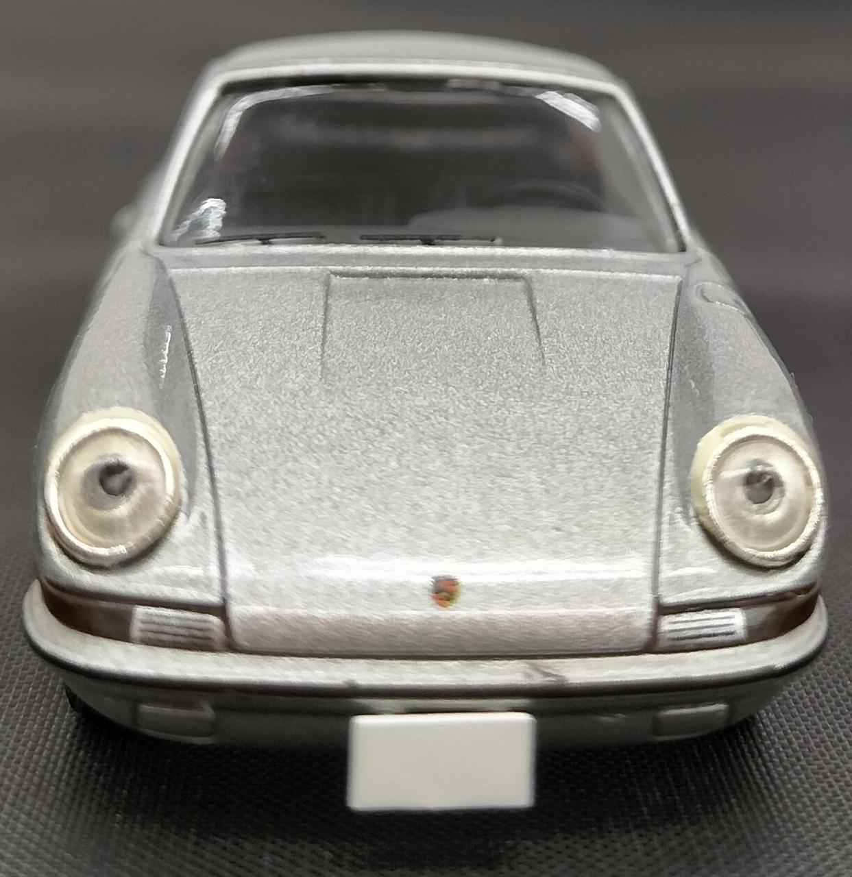 正面ナンバープレートの上にキズあります。