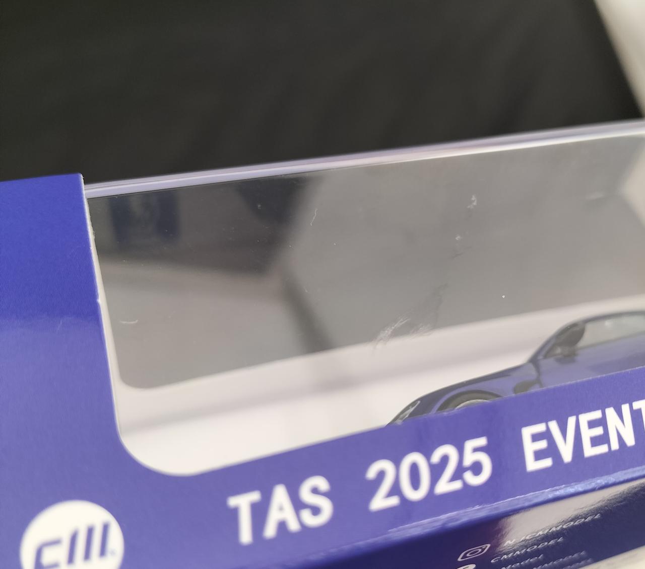 ケース中央部分キズあります。